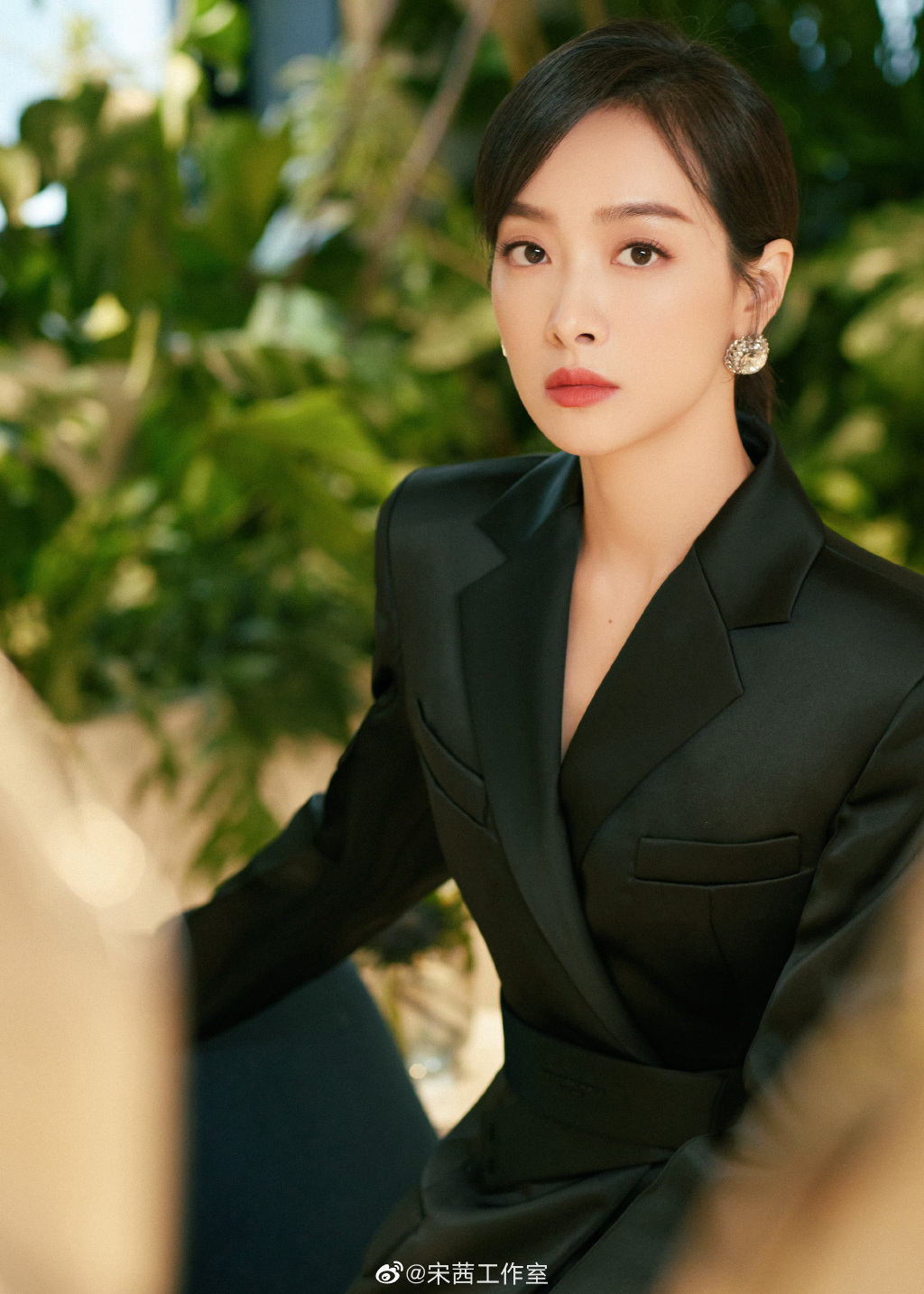宋茜穿黑色西装裙 扎低马尾气质温柔