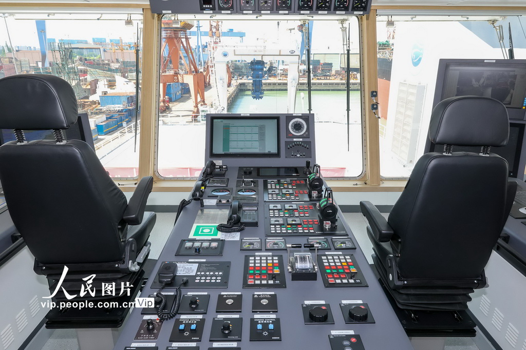 2025年7月23日，“未来”号深远海绿色智能技术试验船在江苏省无锡市江阴市完成命名交付。 “未来”号深远海绿色智能技术试验船是一座“移动的海上实验室”，总长110.8米，满载排水量7000吨，最大航速超15节，定员80人，续航力大于10000海里，在单次任务中能够持续航行至少60天，期间无需外部补给，具备无限航区全球航行能力。采用全电力推进系统、双桨双舵、艏/艉双侧推，配备全航速减摇鳍，具备DP-2动力定位能力。与传统科考船或试验船相比，其功能更多、用途更广，且在模块化、智能化方面实现了创新突破。 “未来”号是国内首艘深远海绿色智能技术试验船，交付后将主要用于执行绿色智能技术中试验证、深海装备水面支持保障和海洋科学综合调查服务等任务，旨在提升船海装备实海中试验证能力，打通从技术突破到产品市场应用的梗阻，推动装备自主创新和数字化转型，助力行业智能化升级和绿色化发展，构筑我国船舶工业和深海科技高质量发展的新支点。朱吉鹏摄（人民图片网）