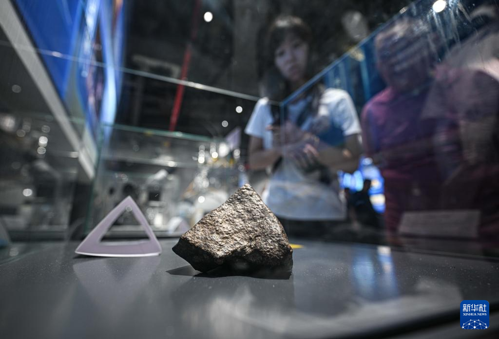 10月7日，游客在文昌航天科普中心观看陨石。 近日，位于海南文昌的文昌航天科普中心升级改造工程进入收尾阶段，并短期向公众免费开放，以检验场馆运营能力与服务水平，为后续正式开放奠定基础。 该中心依托中国文昌航天发射场的区位优势，以“星辰大海·文昌启航”为主题，系统展现中国航天从追梦到圆梦的辉煌历程。经过本次改造，该中心的展陈内容升级为覆盖航天历史、火箭发射、空间科学、未来探索等多维主题的沉浸式体验体系。 新华社记者 蒲晓旭 摄