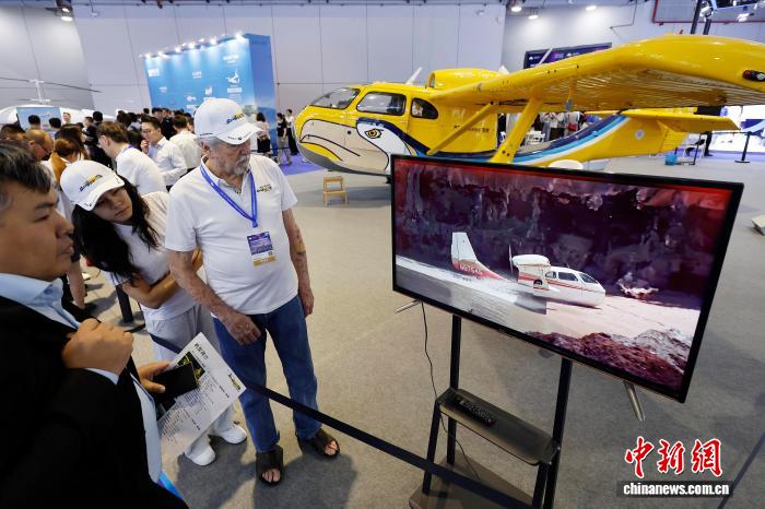 7月23日，观众观看水陆两栖飞机介绍视频。中新社记者 殷立勤 摄