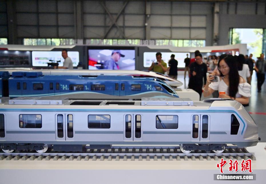 7月14日，2025年“活力中国调研行”采访团参观位于吉林省长春市的中车长客股份公司。该公司是中国地铁、动车组和磁浮列车的摇篮，目前已构建了具有国际领先水平的动车组、地铁、磁浮列车等9大产品平台30个主型产品，累计研发CR450动车组、时速600公里新一代常导、超导磁浮列车及中低速磁浮、氢能源市域列车等新产品140余种，形成全类型、全品种轨道交通产品研制能力，以高端产品为代表的国际业务合作已遍布全球六大洲、20多个国家和地区。图为记者参观中车长客股份公司国家轨道客车工程实验室。 中新社记者 张瑶 摄