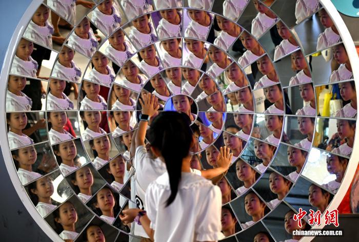 图为小朋友体验光影空间。中新社记者 吕明 摄