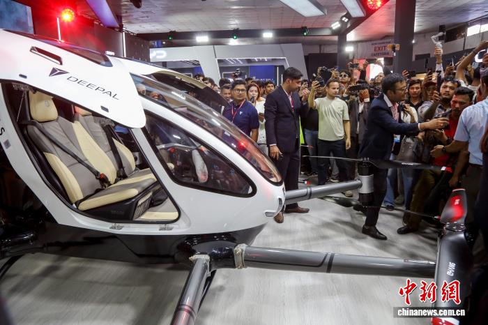 8月19日，尼泊尔汽车经销商协会(NADA)展览会在尼首都加德满都开幕。此次展会吸引超过125家参展商，将持续至8月24日。包括深蓝、东风、广汽埃安、金彭等多个中国品牌新能源汽车亮相展会。深蓝汽车在现场展出无人驾驶载人eVTOL飞行汽车，引发众多尼泊尔参观者围观，这也是该款飞行汽车首次亮相尼泊尔。普拉丹 摄