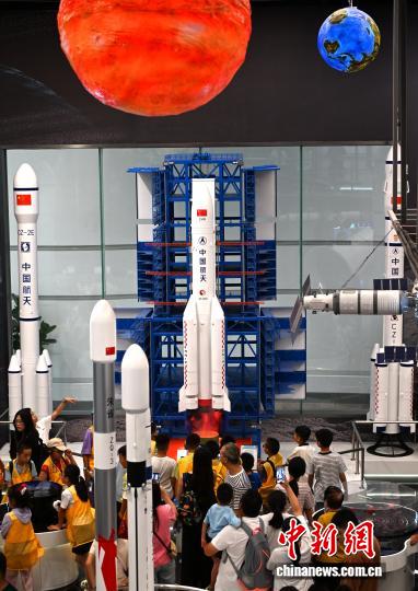 图为火箭升空演示吸引参观者。中新社记者 吕明 摄