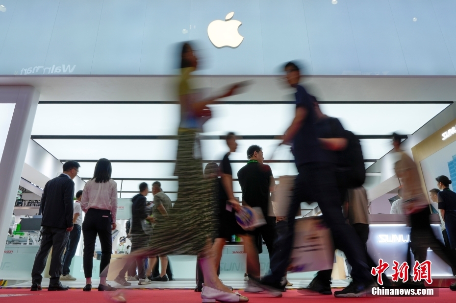 中新社记者 赵文宇 摄 7月16日，第三届中国国际供应链促进博览会在北京开幕。本届链博会设置先进制造链、智能汽车链、绿色农业链、清洁能源链、数字科技链、健康生活链等6大链条和供应链服务展区，共有75个国家和地区，651家企业和机构参展，境外参展商占比达35%。图为在数字科技链展区，苹果公司展台人头攒动。
