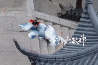 知名演员突发意外！吊威亚从高空摔下，工作室回应