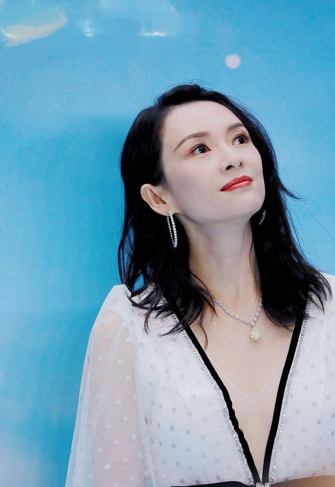 章子怡穿深v白裙唯美动人 面露甜笑优雅高贵