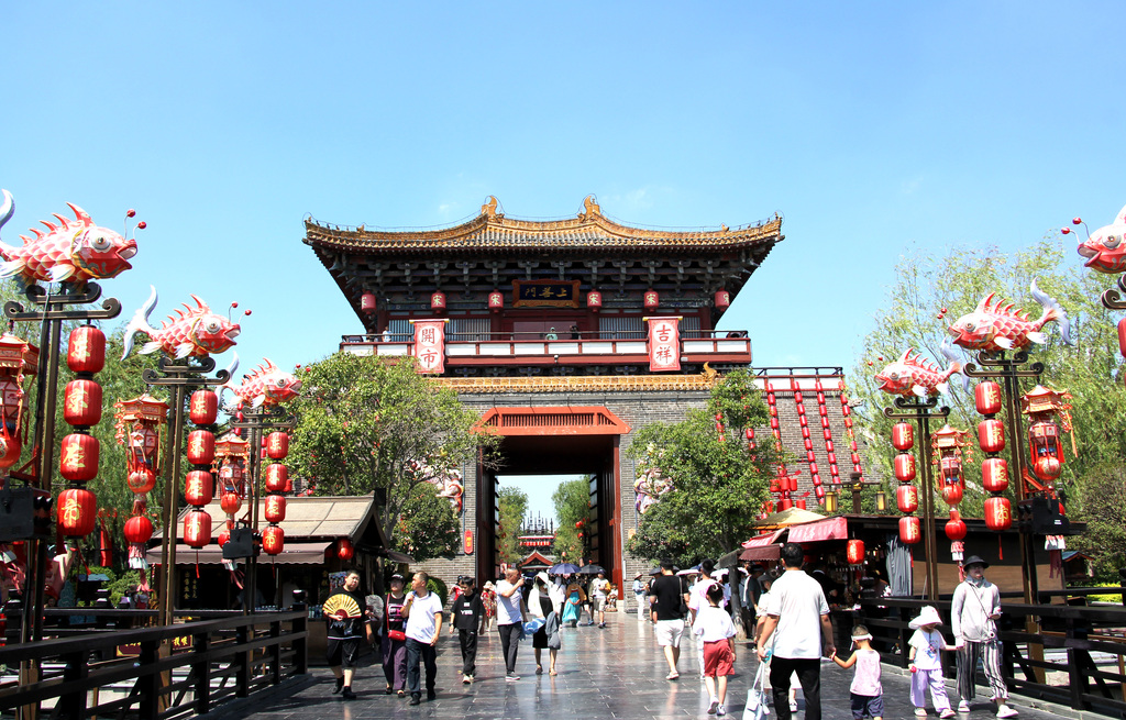 河南开封：游客游览清明上河园