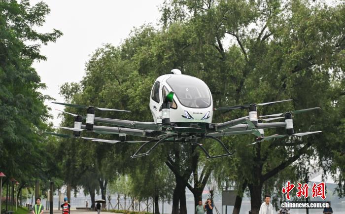 图为eVTOL低空飞行。中新社记者 于海洋 摄
