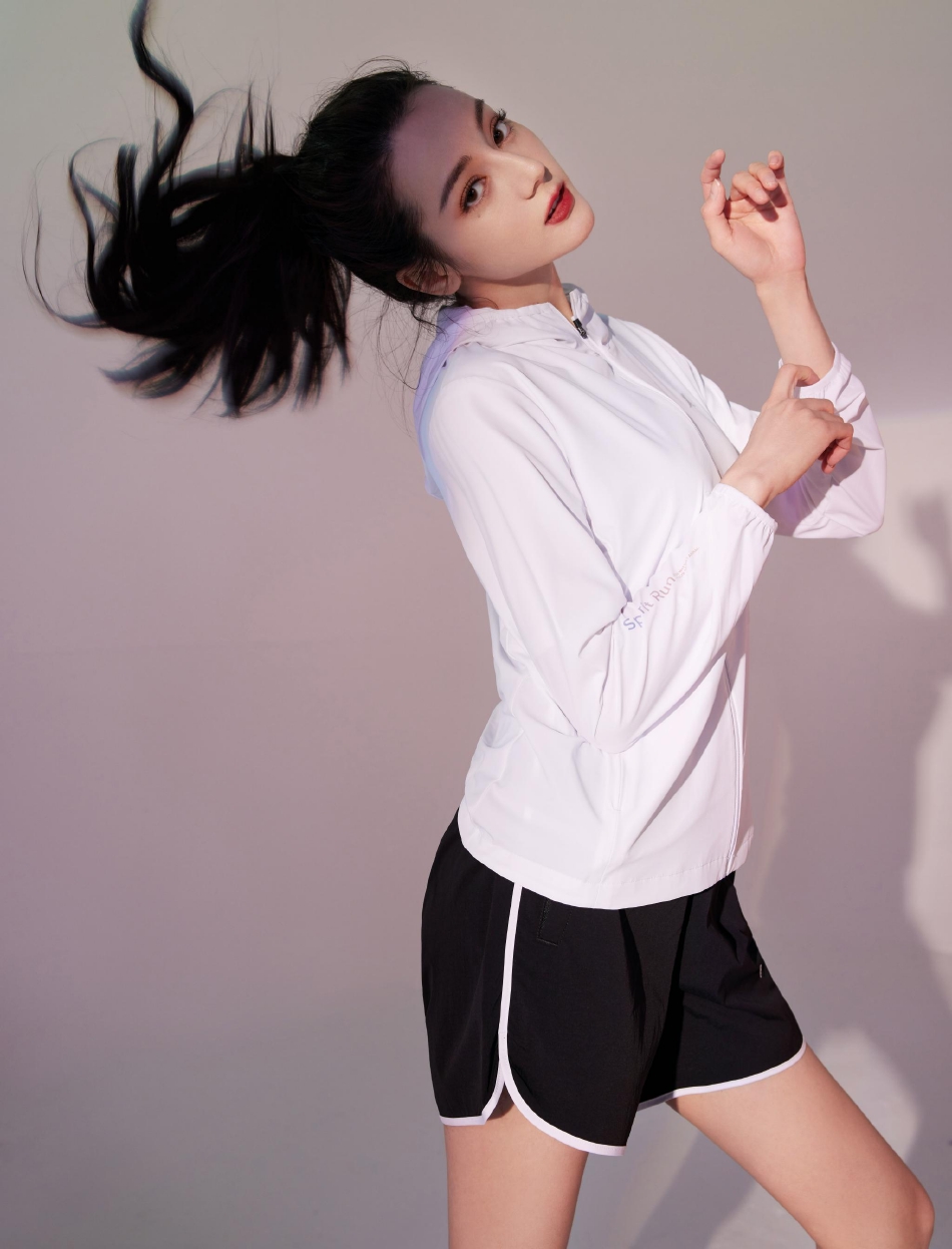 迪丽热巴春日元气感大片释出 着运动装搭高马尾活力满满