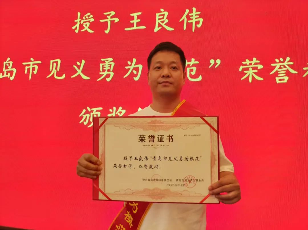 青岛一公园附近，少年不慎落海危在旦夕，“白衣大哥”迅速跳入海中……插图4