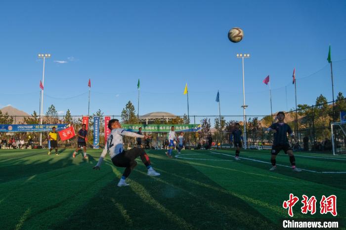 Kicking it High: The Thrilling 'Village Super League' Football Face-Off on the Roof of the World - News Directory 3