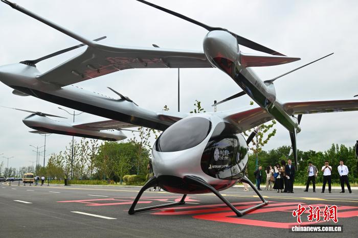 9月18日上午，中国自主研发的2吨级大型货运eVTOL航空器——峰飞航空凯瑞鸥，搭载数百公斤新鲜蓝莓汁及快递包裹，经过约1小时的飞行，从安徽省怀宁县抵达合肥市瑶海区，完成吨级以上eVTOL航空器陆地跨城低空无人货运飞行任务。目前，合肥市常态化运行的低空物流航线已达98条。中新社记者 韩苏原 摄