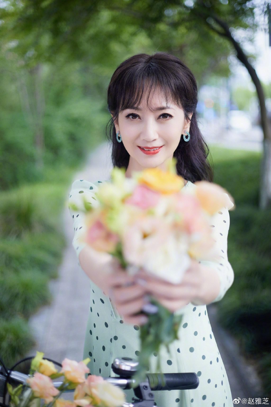 赵雅芝身着碎花长裙  卷发造型更优雅!
