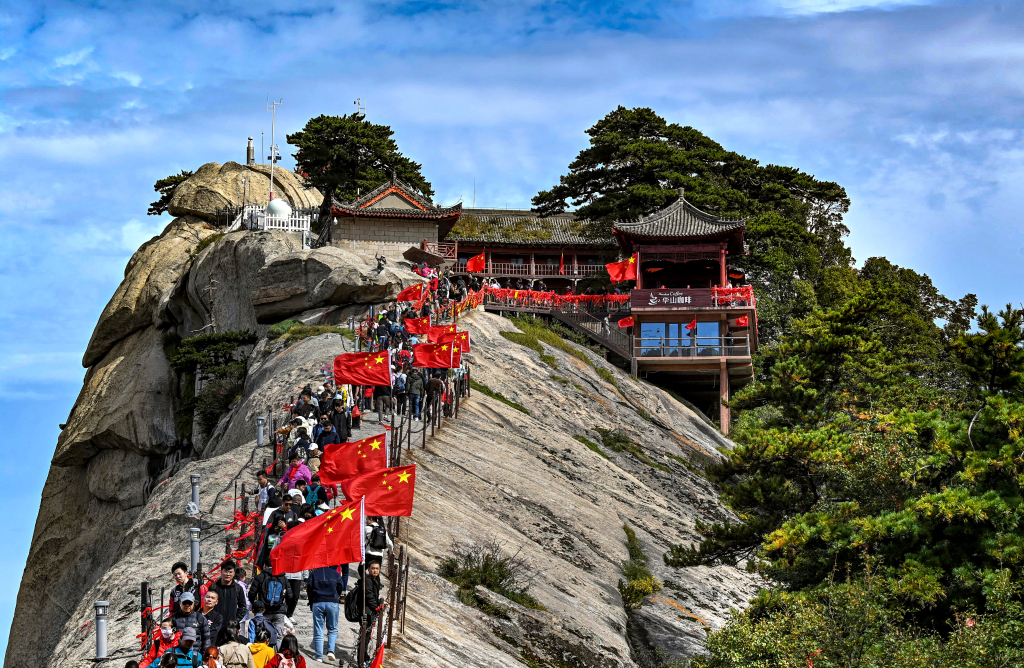 华山龙脊岭五星红旗迎风飘扬