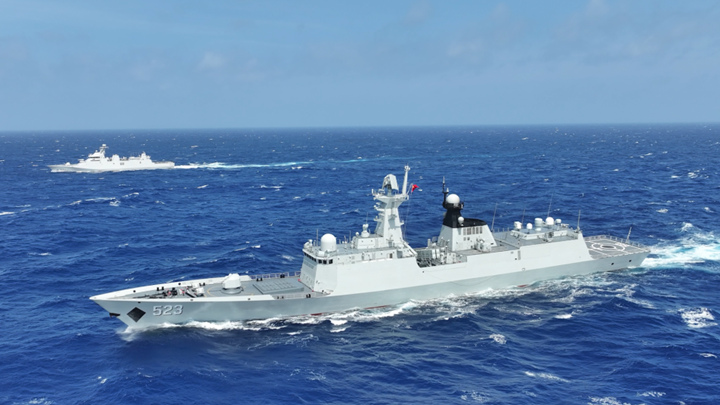 中国海军红河舰与印尼海军“莱”号护卫舰位台岛以东海域圆满完成通航演练