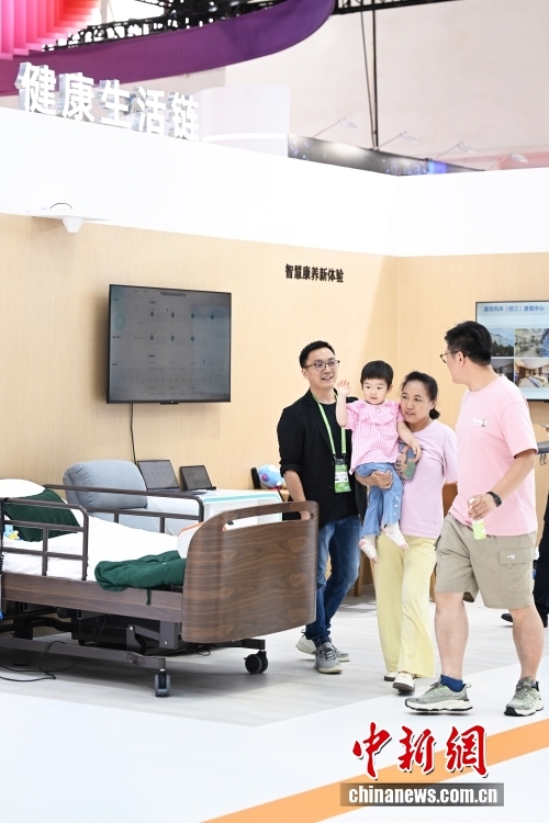 图为观众在健康生活链的展区参观。 中新网记者 李骏 摄