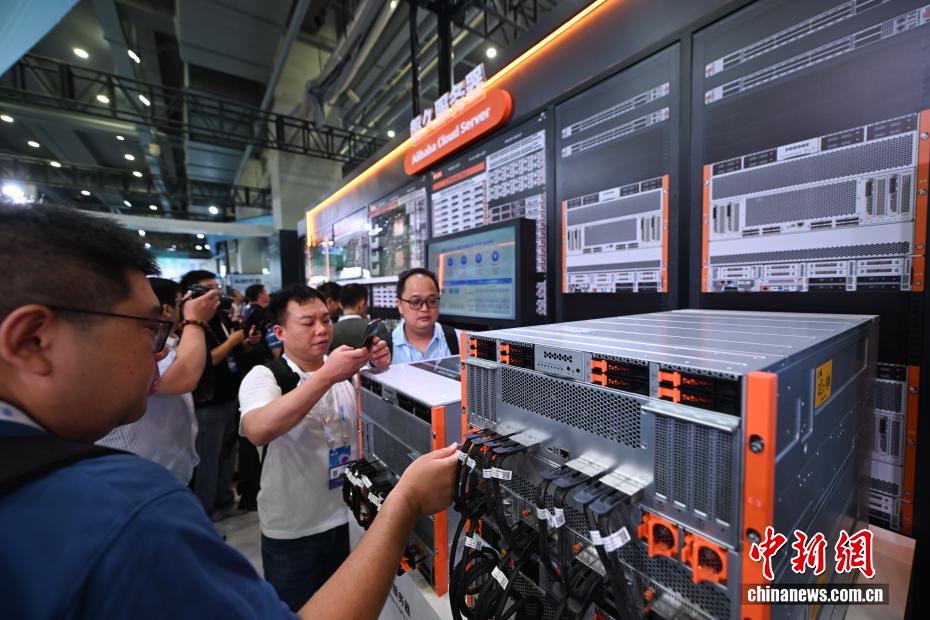 中新社记者 王刚 摄 9月24日，AI服务器等产品吸引参观者。当日，2025云栖大会在浙江杭州开幕，大会以“云智一体·碳硅共生”为主题，500余家企业的大模型、具身智能等3500多件产品集中亮相，全景呈现AI的技术演进与产业落地。