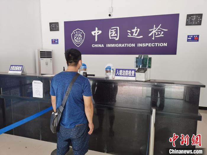 图为磨憨边检站民警查验出入境人员.