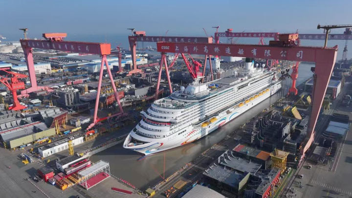 第二艘国产大型邮轮完成坞内起浮