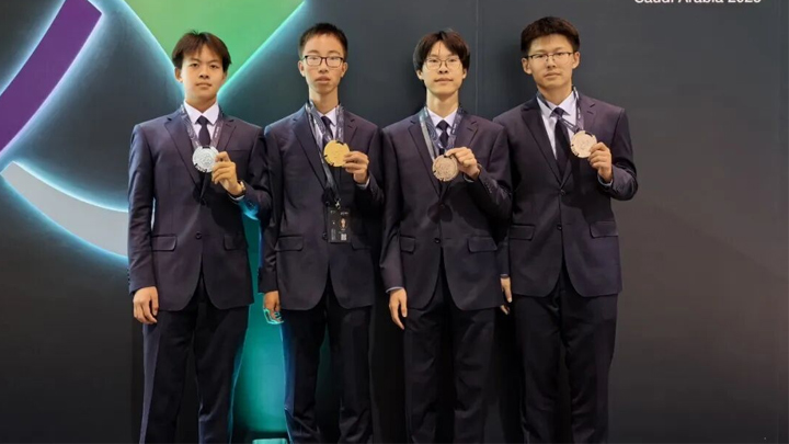 中国代表队首次参赛，斩获一金三银