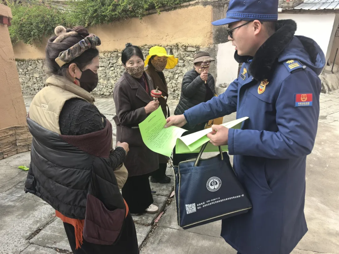 四川白玉县：入户宣讲零距离 消防安全入民心