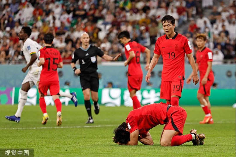 28日，卡塔尔世界杯H组小组赛第二轮比赛中，韩国队以比分 2:3惜败加纳。（视觉中国）