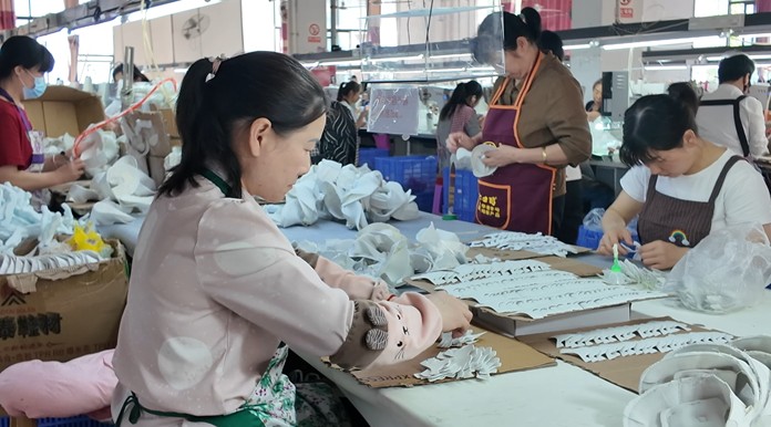 平昌县深耕纺织鞋服产业 多点发力建好幸福工坊