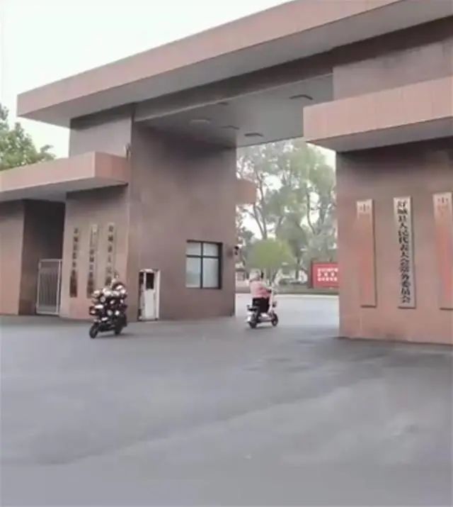 ✅体育直播🏆世界杯直播🏀NBA直播⚽随意进出，自由停车！这里的政府大院火了