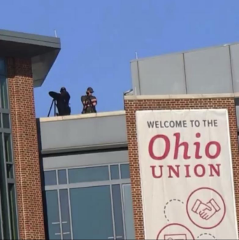 美国高校抗议持续，大学校园被曝屋顶出现“狙击手”，引起网友争议