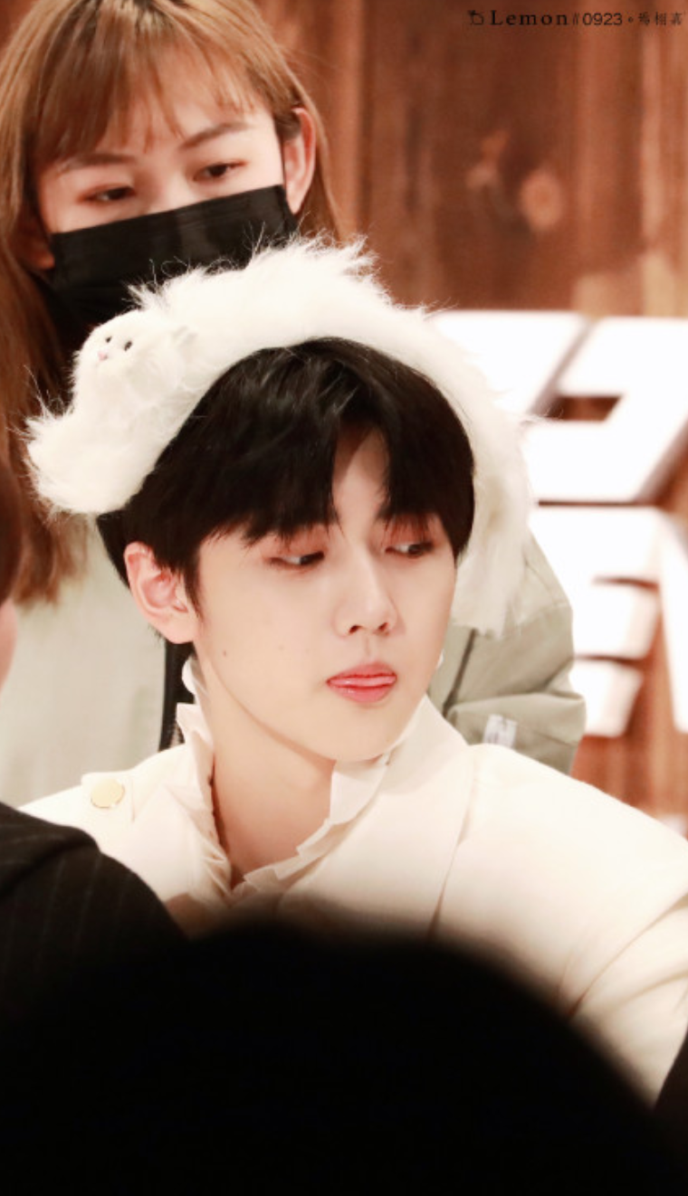 焉栩嘉出席r1se长沙签售会 头戴多个卡通头饰卖萌可可爱爱