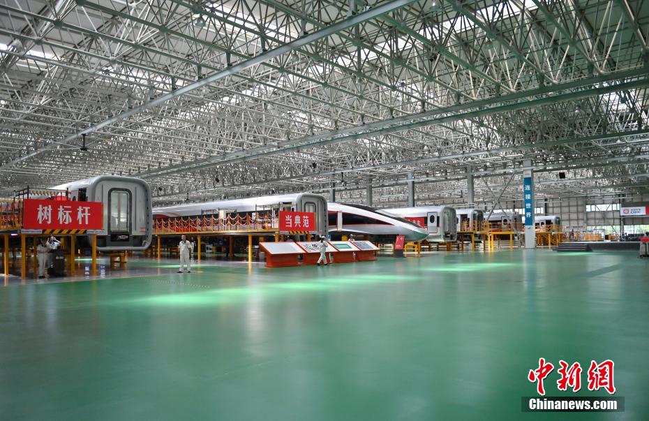 7月14日，2025年“活力中国调研行”采访团参观位于吉林省长春市的中车长客股份公司。该公司是中国地铁、动车组和磁浮列车的摇篮，目前已构建了具有国际领先水平的动车组、地铁、磁浮列车等9大产品平台30个主型产品，累计研发CR450动车组、时速600公里新一代常导、超导磁浮列车及中低速磁浮、氢能源市域列车等新产品140余种，形成全类型、全品种轨道交通产品研制能力，以高端产品为代表的国际业务合作已遍布全球六大洲、20多个国家和地区。图为中车长客股份公司国铁事业部装配产线。 中新社记者 张瑶 摄