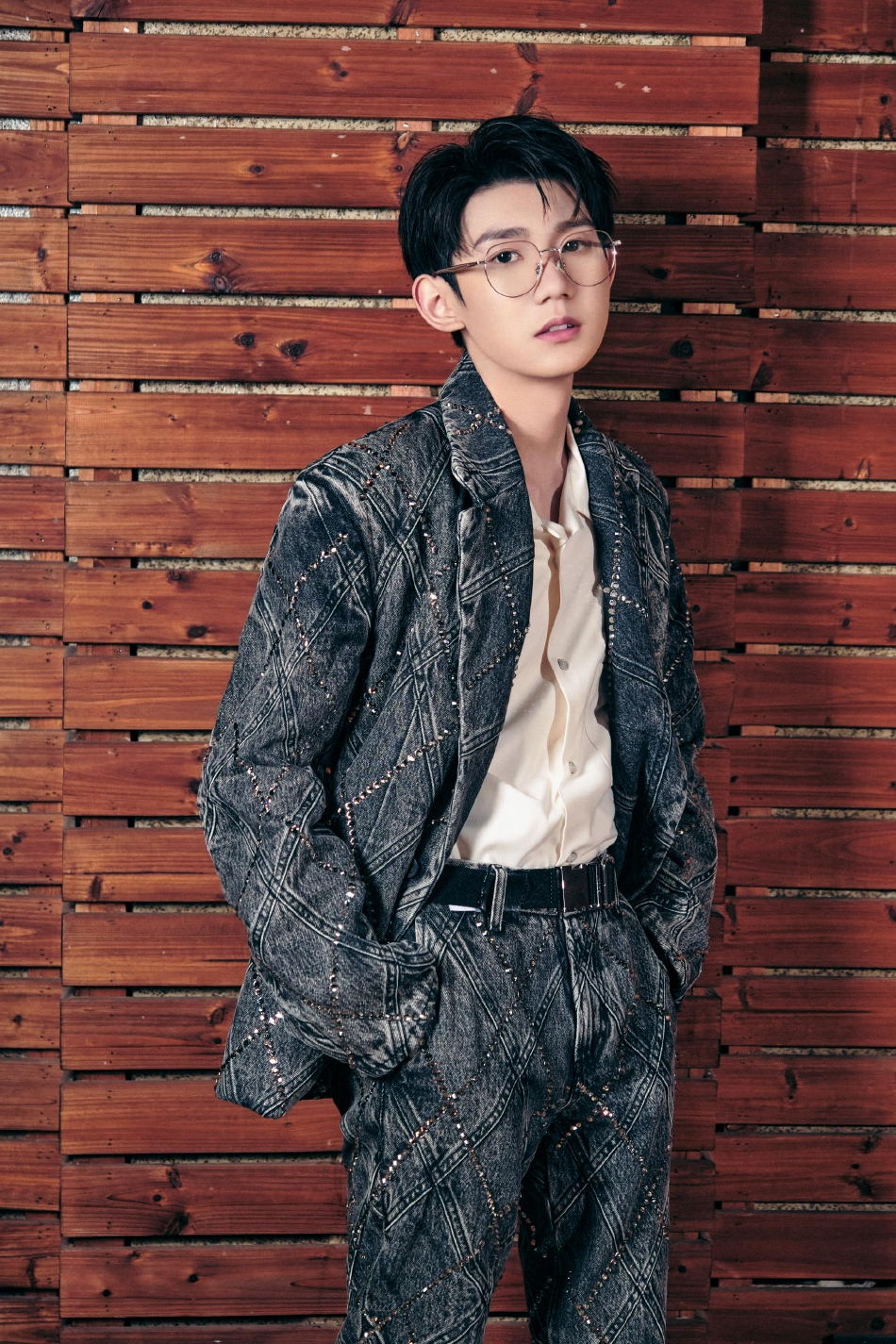 王源最新写真曝光 一身灰色牛仔水晶套装青春帅气