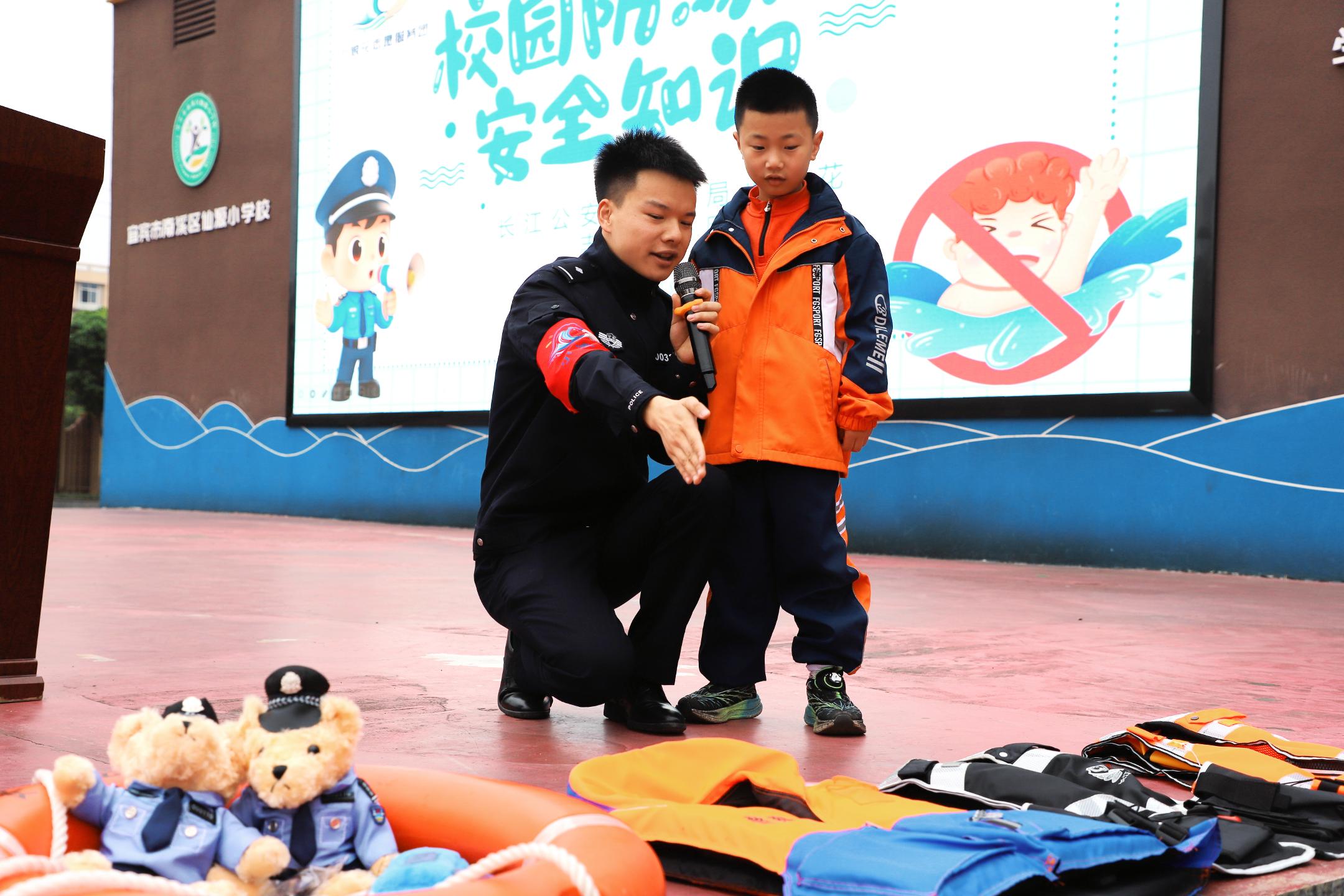 长江公安泸州分局“守护蓝”安全宣讲：分龄施教 讲清“禁、因、策”