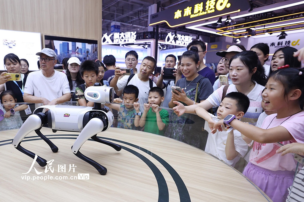 8月12日，2025世界机器人大会在北京闭幕。期间，200余家国内外企业集中展示了工业、家庭、医疗、应急等多领域的机器人应用成果，互动体验环节为本次大会的最大亮点。受暑期档与科技魅力的双重影响，众多家长带着孩子观展，使大会现场成为生动的校外科技教育阵地。孩子们在互动体验中拓宽视野、增长见识，对科学技术的兴趣被有效激发。陈晓根摄（人民图片网）