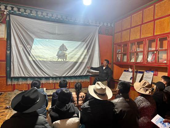 四川理塘县高城镇：“夜间微影课堂”激活乡村治理新活力