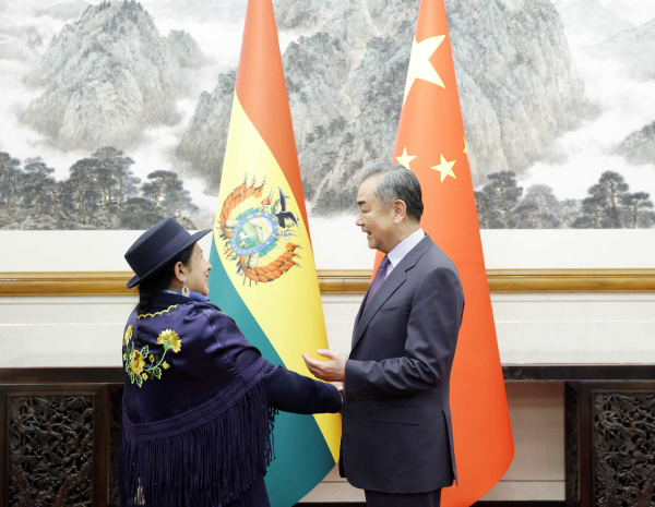 王毅同玻利维亚外长索萨举行会谈