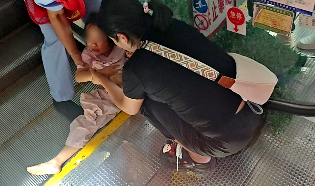 腿被扶梯“咬”住，女童不停哭喊：“我疼，我疼！”紧急提醒插图