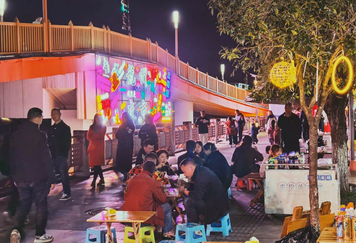 四川平武：守护城市“烟火气” 多方共治点亮“夜经济”