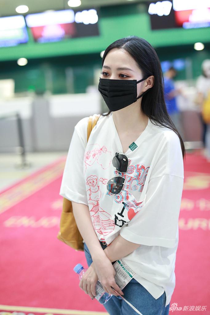 张靓颖穿印花t恤搭阔腿裤时髦眼妆精致眉眼带笑