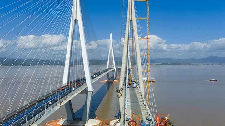 浙江宁波：象山港跨海大桥南侧边跨合龙