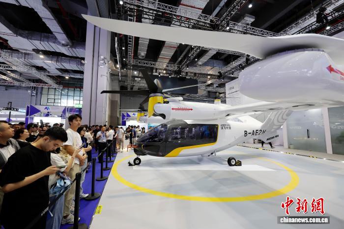 7月23日，观众参观沃飞长空倾转旋翼构型载人eVTOL航空器。中新社记者 殷立勤 摄