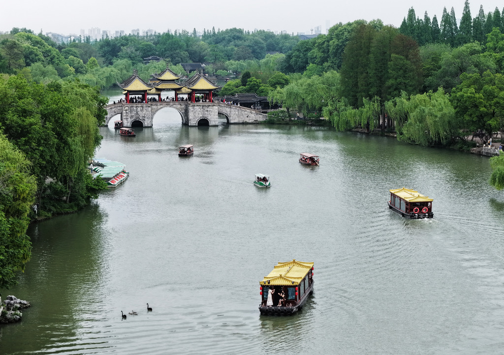 江苏扬州：“五一”假期临近 瘦西湖迎来旅游小高峰