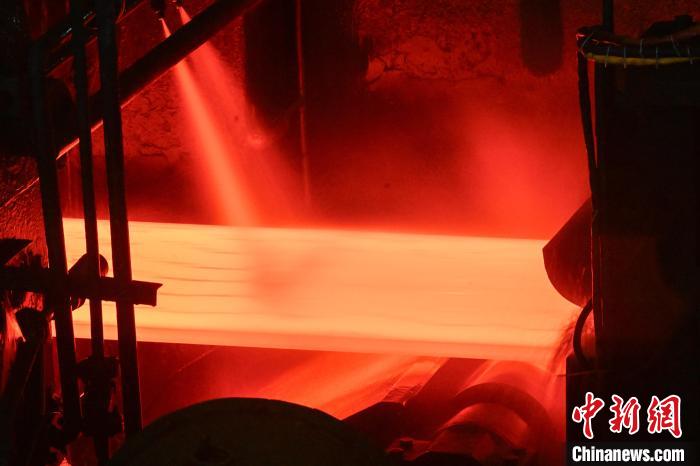 图为繁忙的鞍钢集团攀钢钒板材厂1450热轧产线。中新社记者 刘忠俊 摄