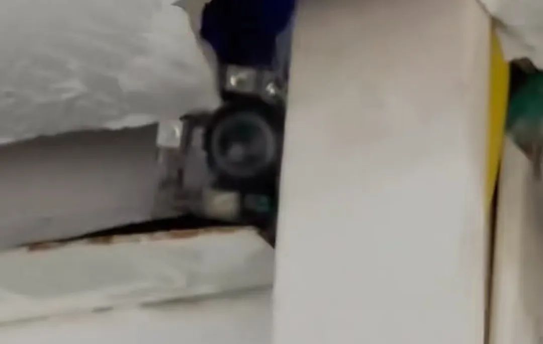广东一女子租房发现天花板藏摄像头！角度正对着床，房东称不知情，当地警方介入调查插图