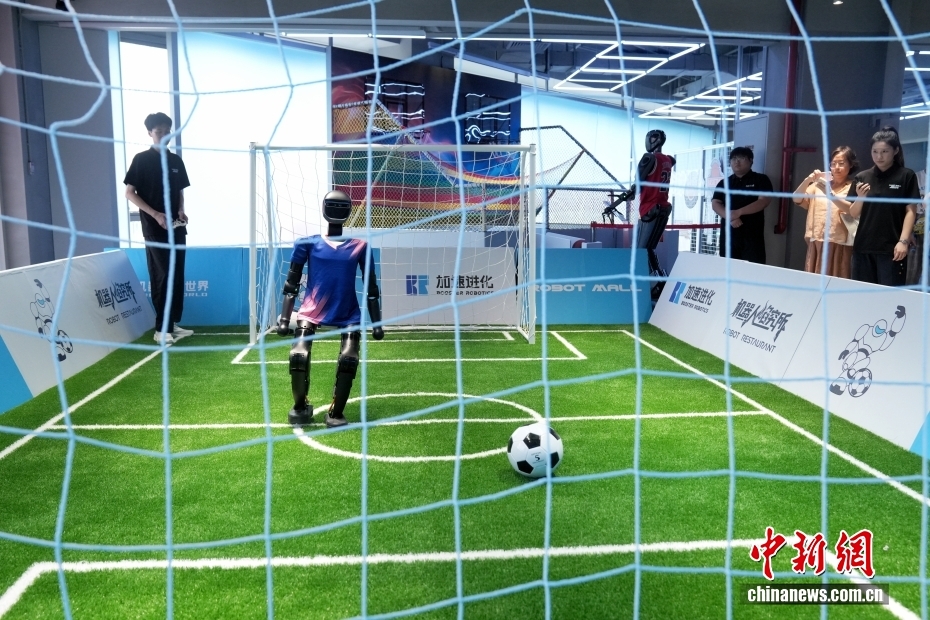 中新社记者 张祥毅 摄 8月4日，在位于北京亦庄的全球首家具身智能机器人4S店Robot Mall，竞赛机器人展示足球竞赛动作。据了解，该机器人4S店提供机器人展示、体验、销售、售后等服务，进一步完善机器人产业链发展。在2025世界机器人大会期间，该4S店将作为重要的产业服务创新成果亮相。