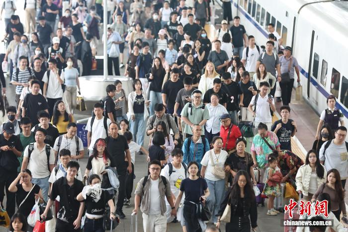 中秋假期中国跨区域人员流动量超6.4亿人次