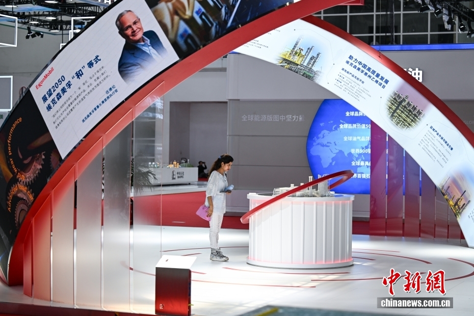 图为观众参观埃克森美孚展台。 中新网记者 李骏 摄