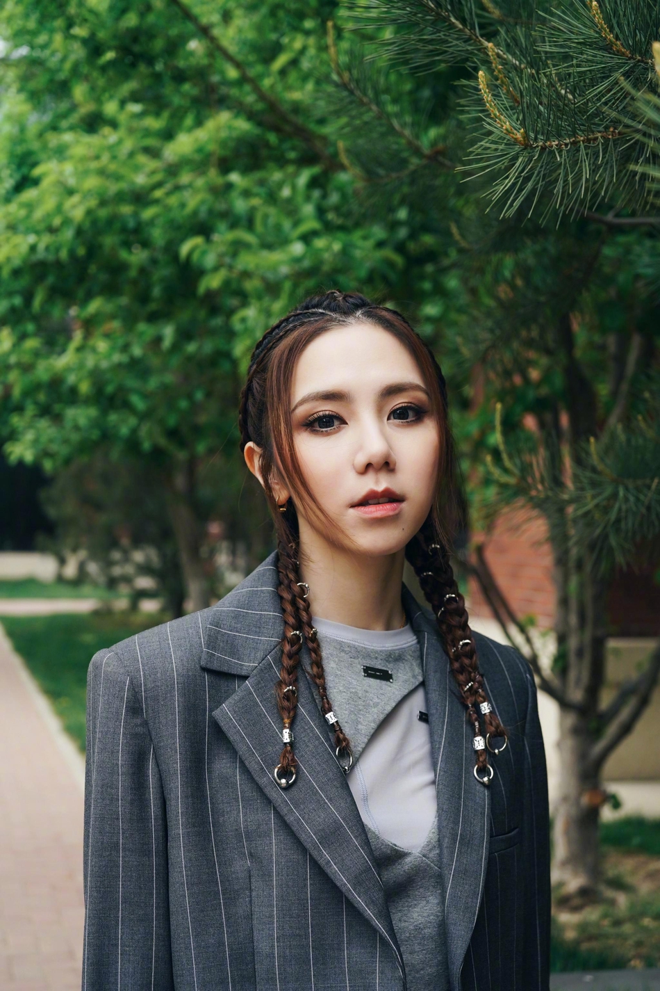 邓紫棋穿竖纹灰西装 扎拳击辫酷劲十足