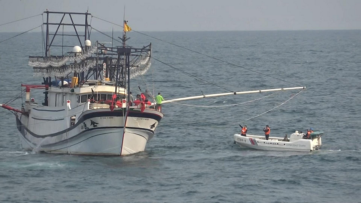 中国海警位钓鱼岛海域紧急救援中国台湾籍渔船